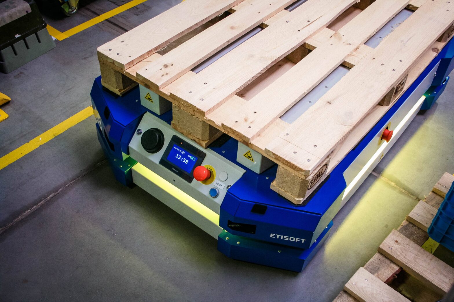 Automated pallet transport - AGV/AMR-based system - ETISOFT